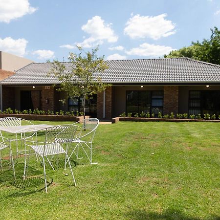 Opstal Gastehuis Potchefstroom Buitenkant foto