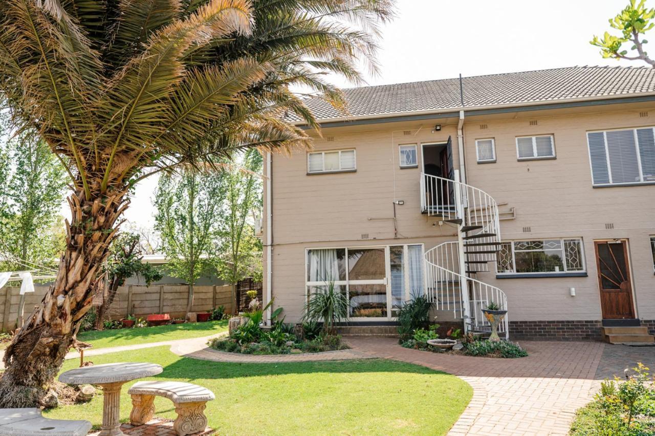 Opstal Gastehuis Potchefstroom Buitenkant foto