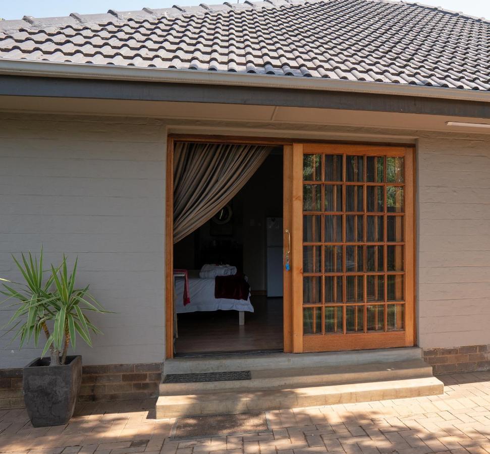 Opstal Gastehuis Potchefstroom Buitenkant foto